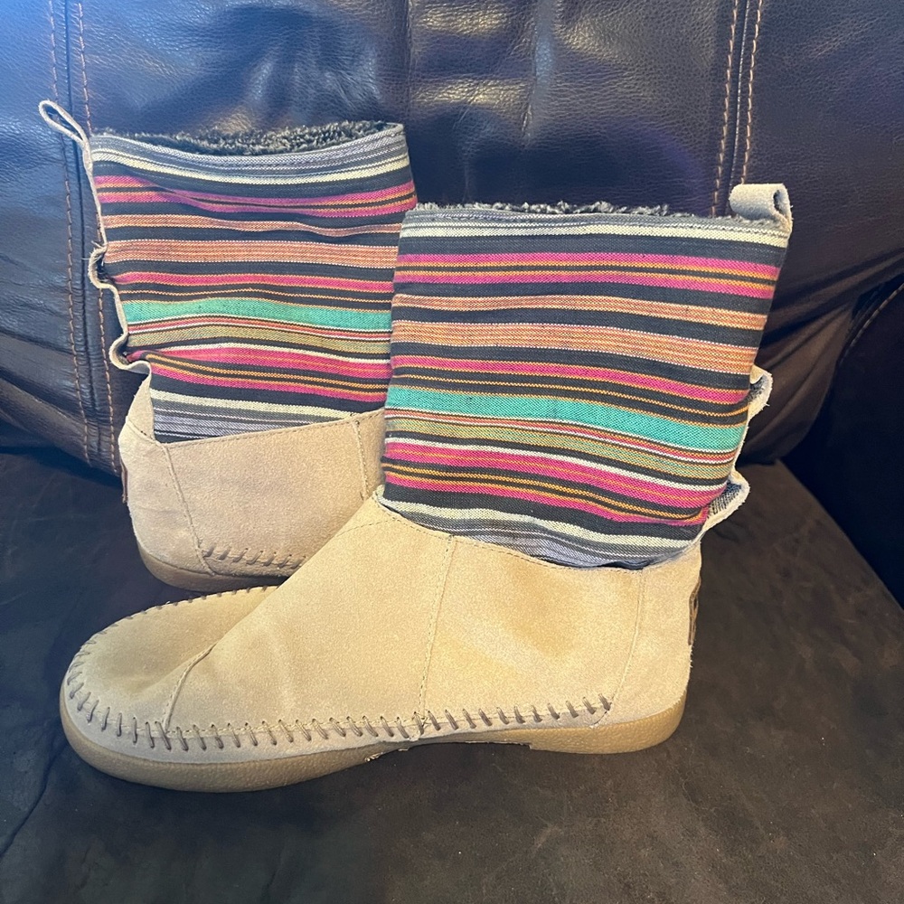 Toms size 6.5 worn once Aztec color Boots with fur